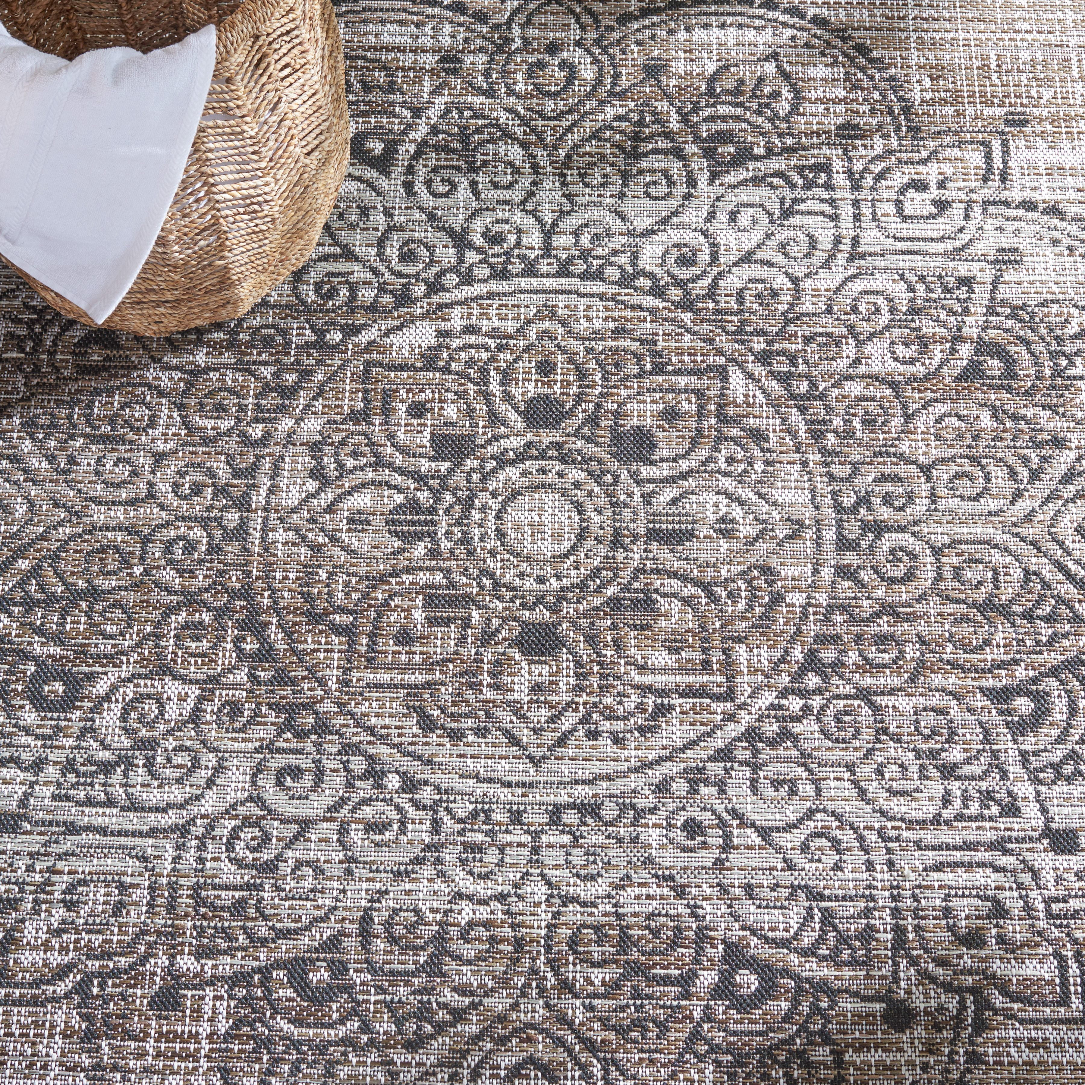 Safavieh Havana Gisselle Geometric Indoor/Outdoor Area Rug, Light Brown/Black, 4'5" x 6'5"