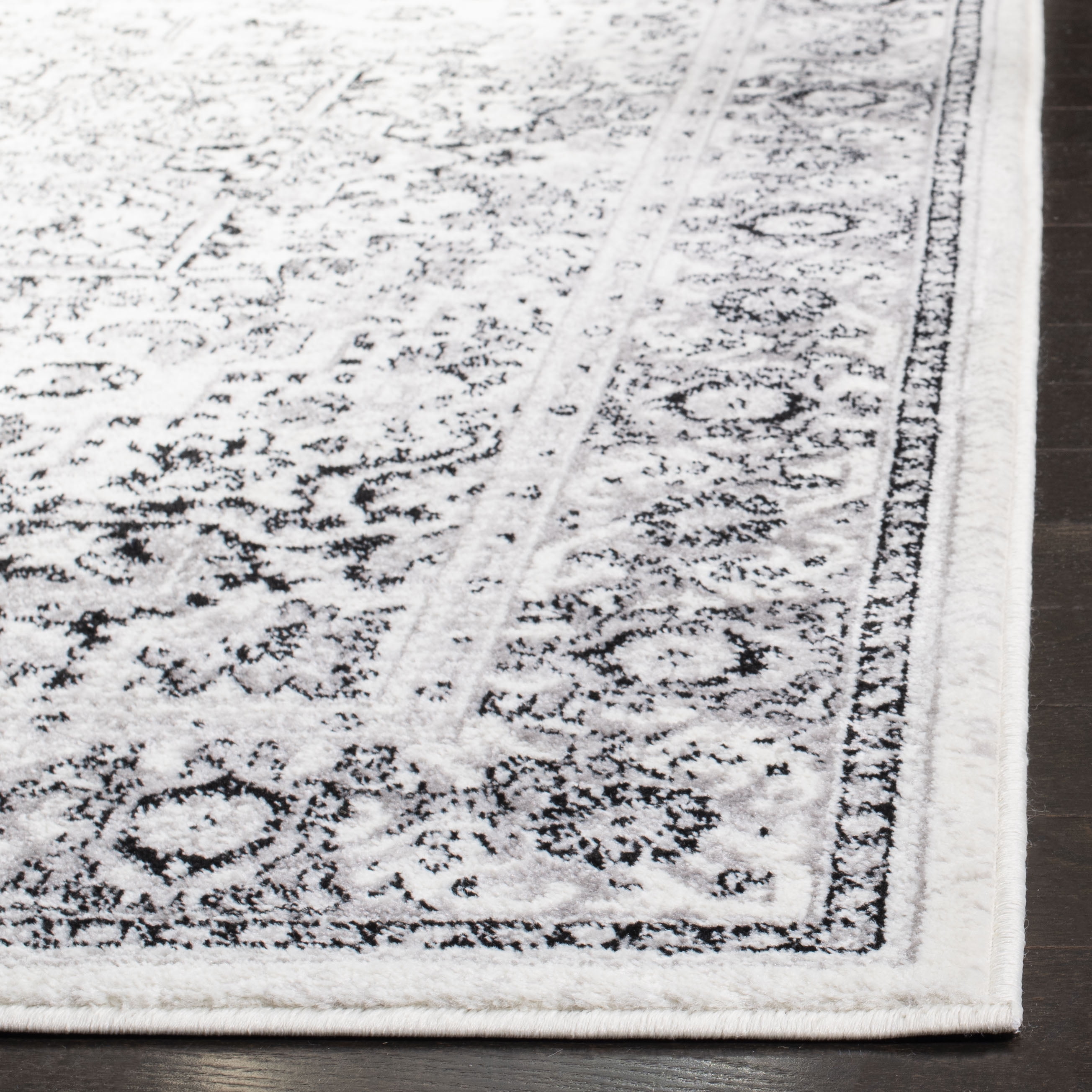 SAFAVIEH Skyler Collection 6' x 9' Grey/Ivory SKY126K Boho Chic Distressed Medallion Non-Shedding Living Room Bedroom Dining Home Office Area Rug