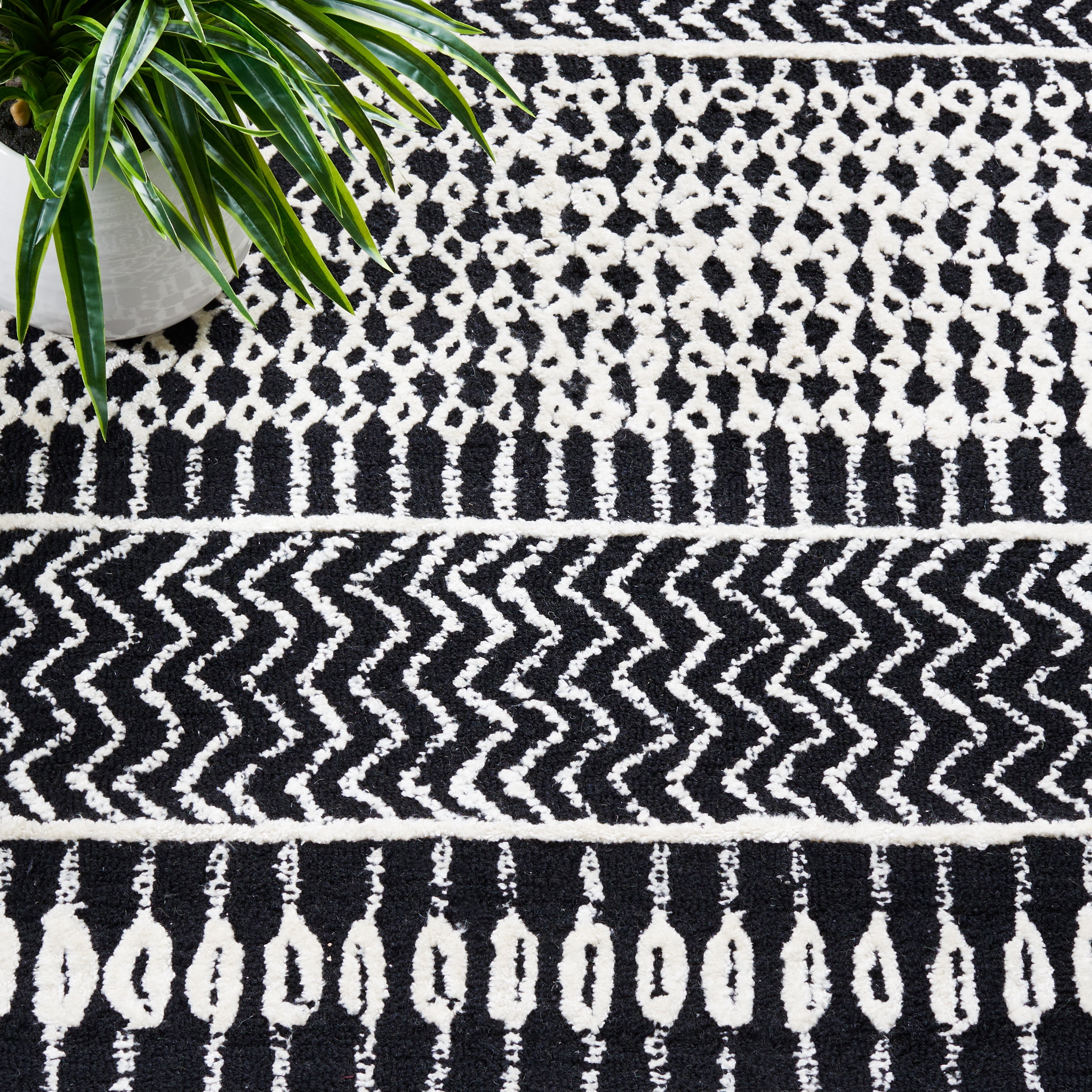 SAFAVIEH Glamour Andreas Geometric Area Rug, Black/Ivory, 8' x 10'
