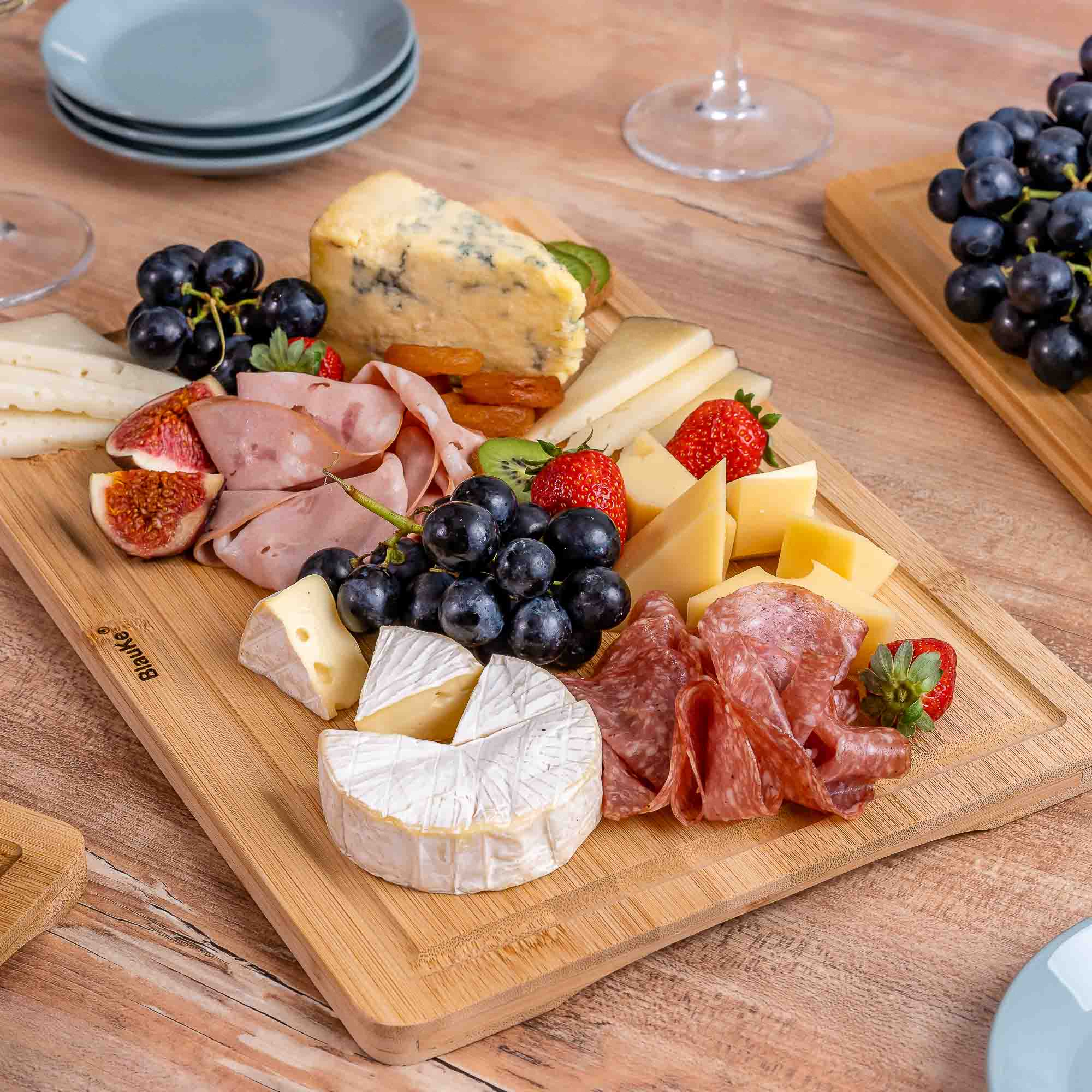 BlauKe® Wood Cutting Board for Kitchen – 15x10" Large Bamboo Cutting Board with Juice Groove and Handles – Wooden Chopping Board, Serving Tray