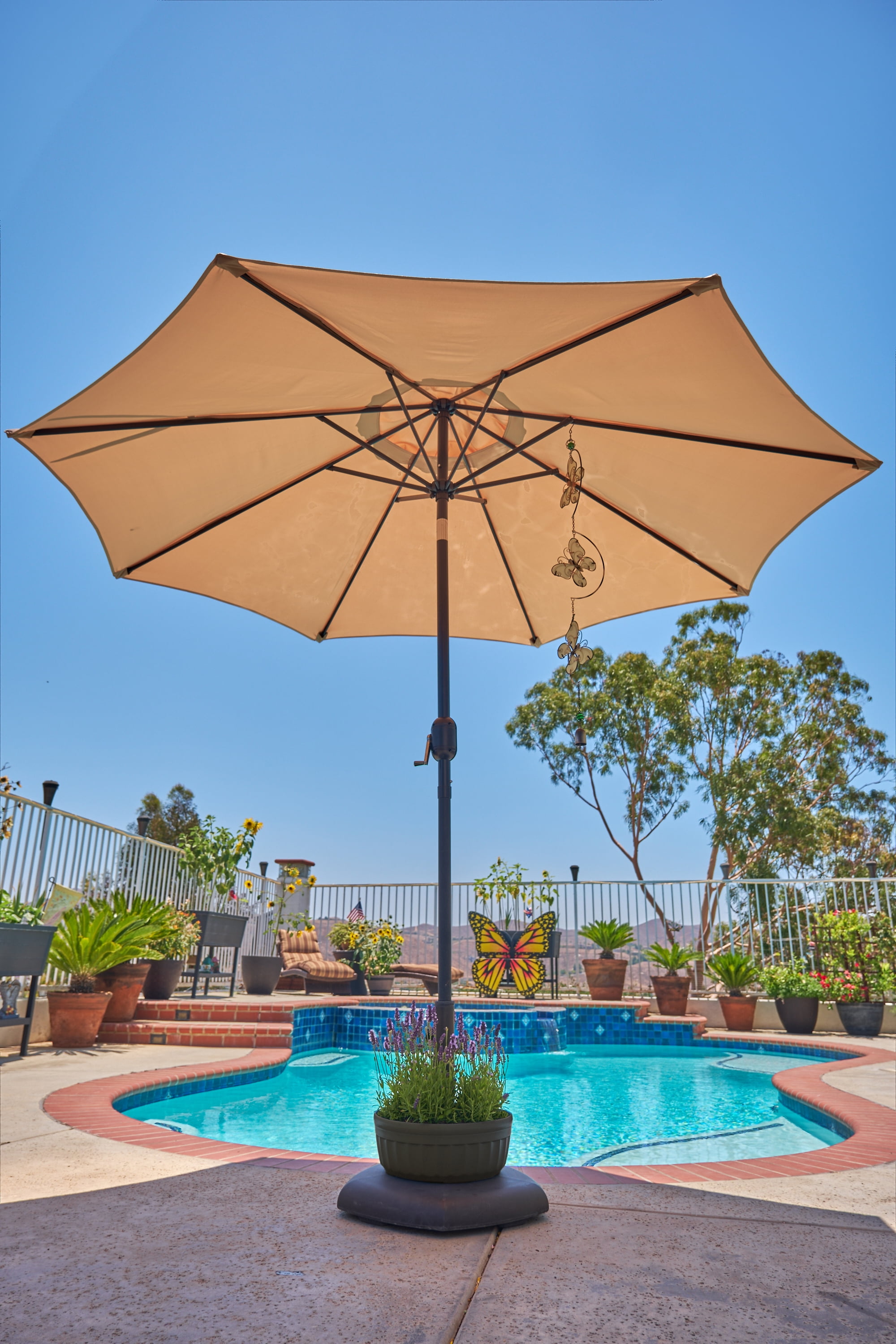 Savannah Umbrella Accents Round Brown Polyethylene Planter with Weather-Resistant