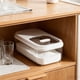 thumbnail image 5 of Contenedor de Alimentos para El Hogar | Recipiente de Plástico Hermético, a Prueba de Insectos y Humedad, para Granos, Harina y Arroz | Organizador de Cocina Blanco Transparente con Asa y Base Antide, 5 of 6