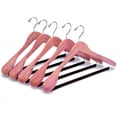 thumbnail image 1 of Perchas Cedar Suit Hangers Amber Home con hombros extra anchos, paquete de 5, 1 of 7