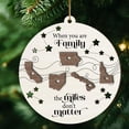 thumbnail image 4 of Cuando la familia está lejos, las millas no importan. Familia a distancia. Hermanos. Hermanas. Mapa del estado. Adorno navideño de madera de dos capas. Colgante navideño de madera., 4 of 7