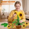 thumbnail image 3 of Set de construcción con flores de girasol con jarrón, 739 unidades, para adultos, 3 of 6