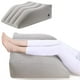 thumbnail image 1 of Almohada inflable portátil de PVC con forma de cuña para piernas, cojín triangular multifuncional para soporte de piernas y cintura, ideal para viajes, oficina y hogar, almohadilla inflable ajustable., 1 of 6