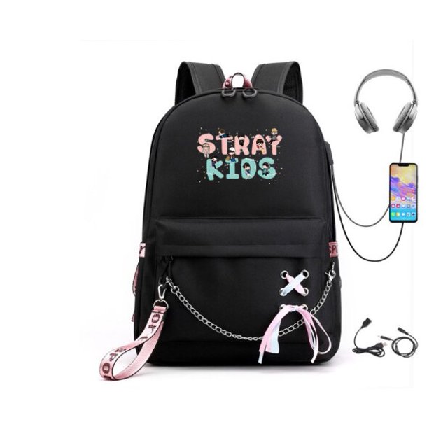 mochila kpop stray kids para mujer, morral escolar para adolescentes, mochila para ordenador portátil con carga usb, mochila informal de viaje verde, vista frontal centrada; silueta clásica con cierre principal y bolsillo delantero con cremallera, tirantes acolchados ajustables, cadena decorativa y lazo rosa, puerto de carga USB lateral, material nylon liso, adecuada para laptop y uso escolar o de viaje.