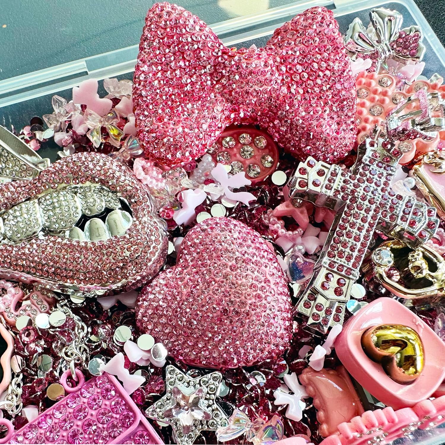 Junk Case Charms Kit, Pink Junks Phones Cases 3D Rhinestone Cool teeth and lips And Bows Chain Bags Hearts And Cross Flowers And Other Bedazzling Kits Can Be Used In DIY Phone Case Designs