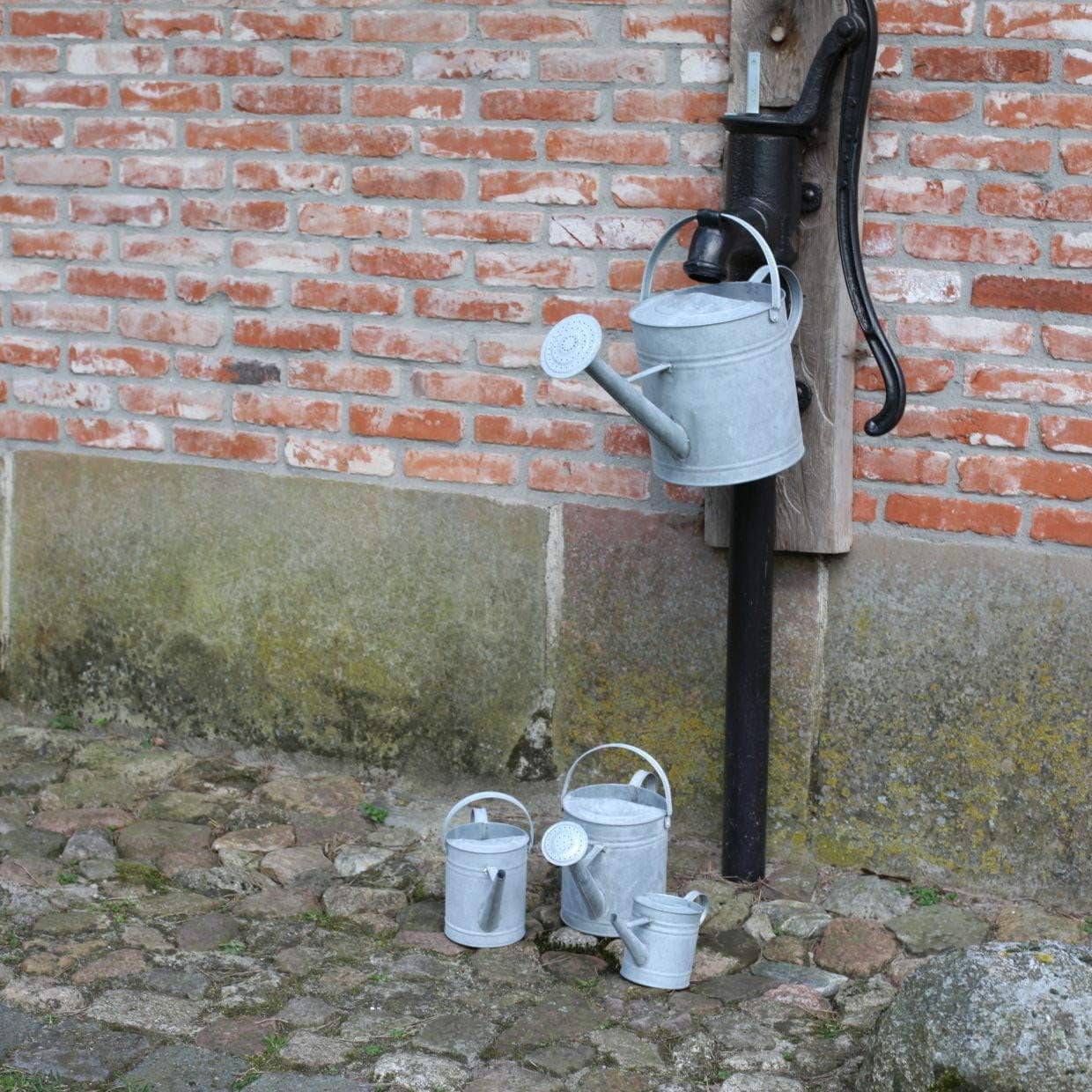 Esschert Design OZ44 Zinc Watering Can, Medium, 19\"D x 7.9\"W x 11\"H, Silver