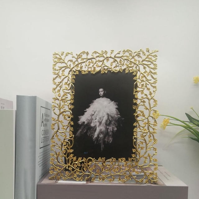 Marco dorado, soporte de pared o para fotografía contemporáneo, colección elegante - 6 pulgadas Soledad Marco