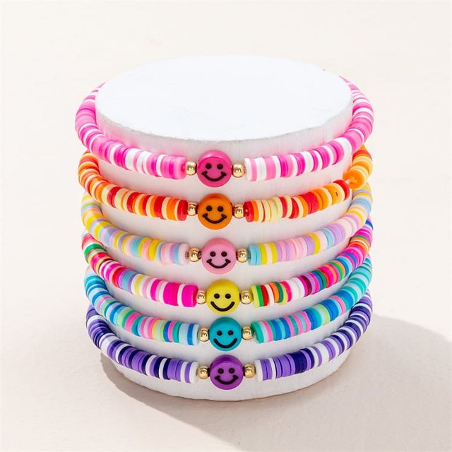 Conjunto de pulseras de estilo bohemio con joyas Y2K de color suave y cerámica con forma de corazón sonriente y perlas