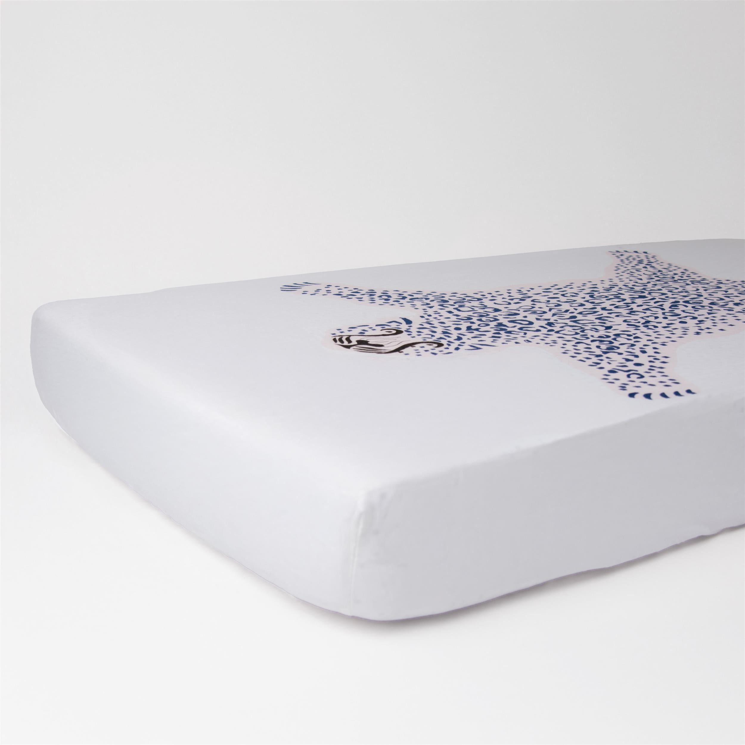Rizzy Home 28" X 52" White/Blue Tiger Cotton Cribsheet