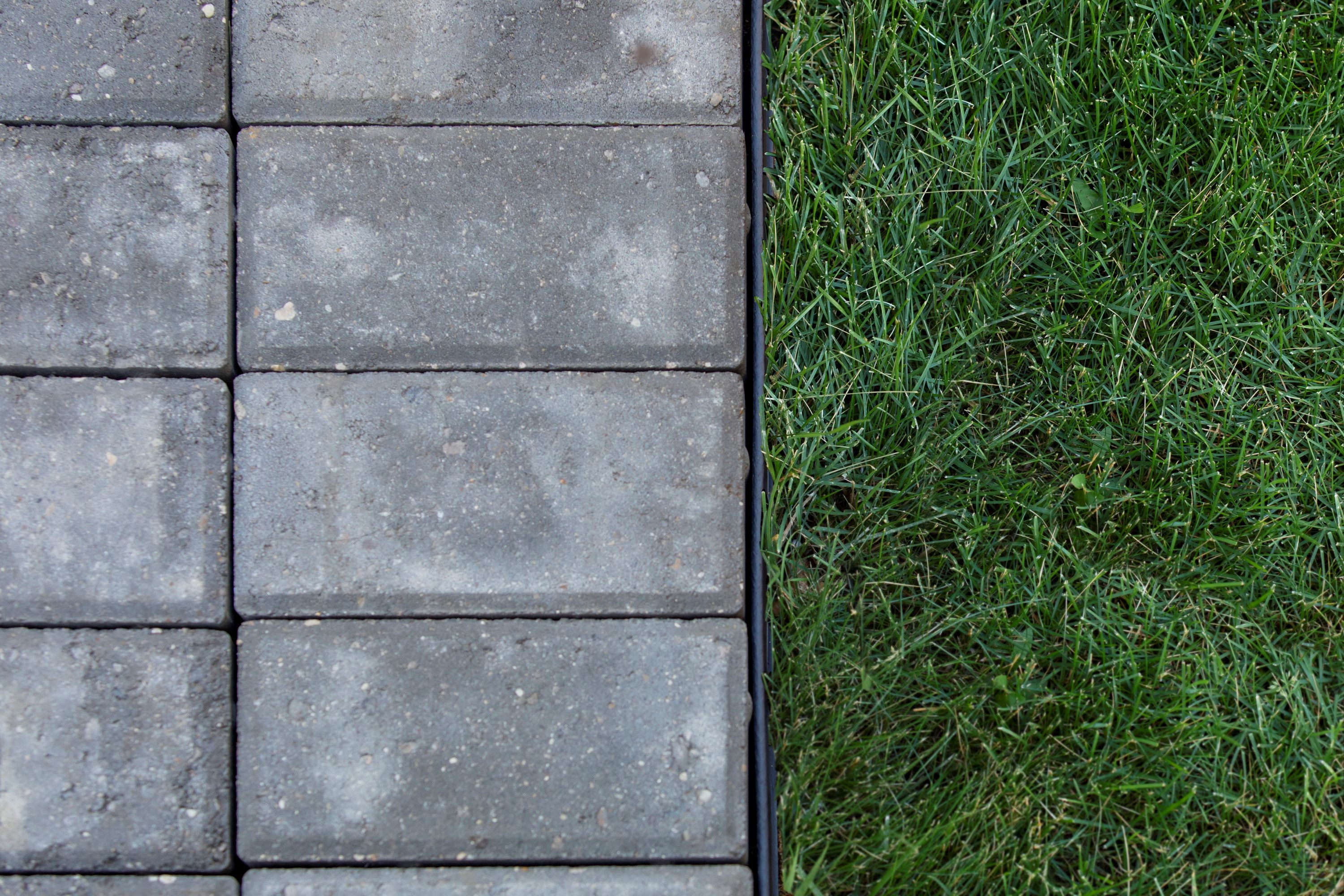 Master Mark Plastic Paver Edging, 1.5 in. x 60 ft., Black, Flexible Landscape and Garden Edging Border, 47260-1