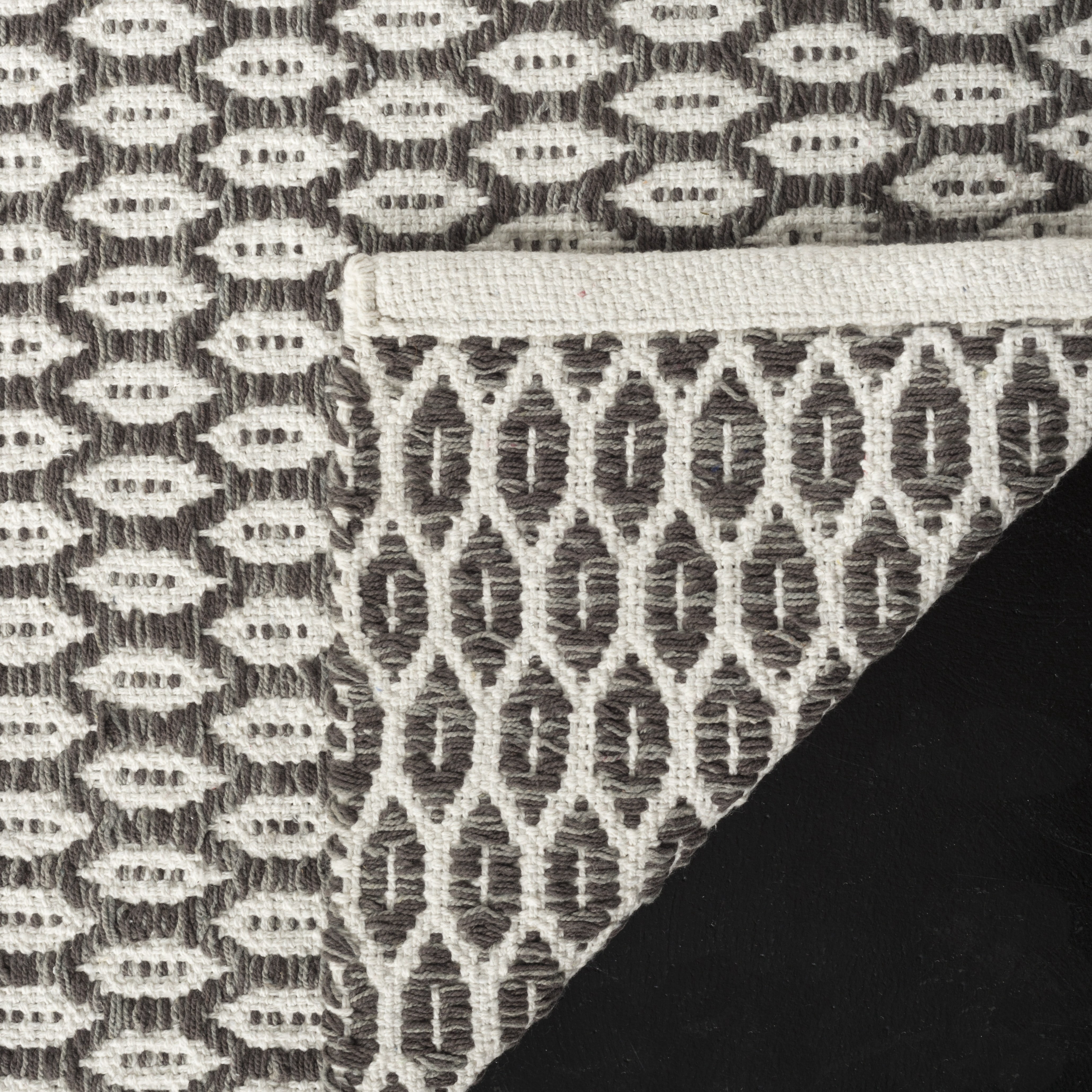 SAFAVIEH Montauk Crystal Geometric Cotton Area Rug, Charcoal/Ivory, 6' x 6' Round