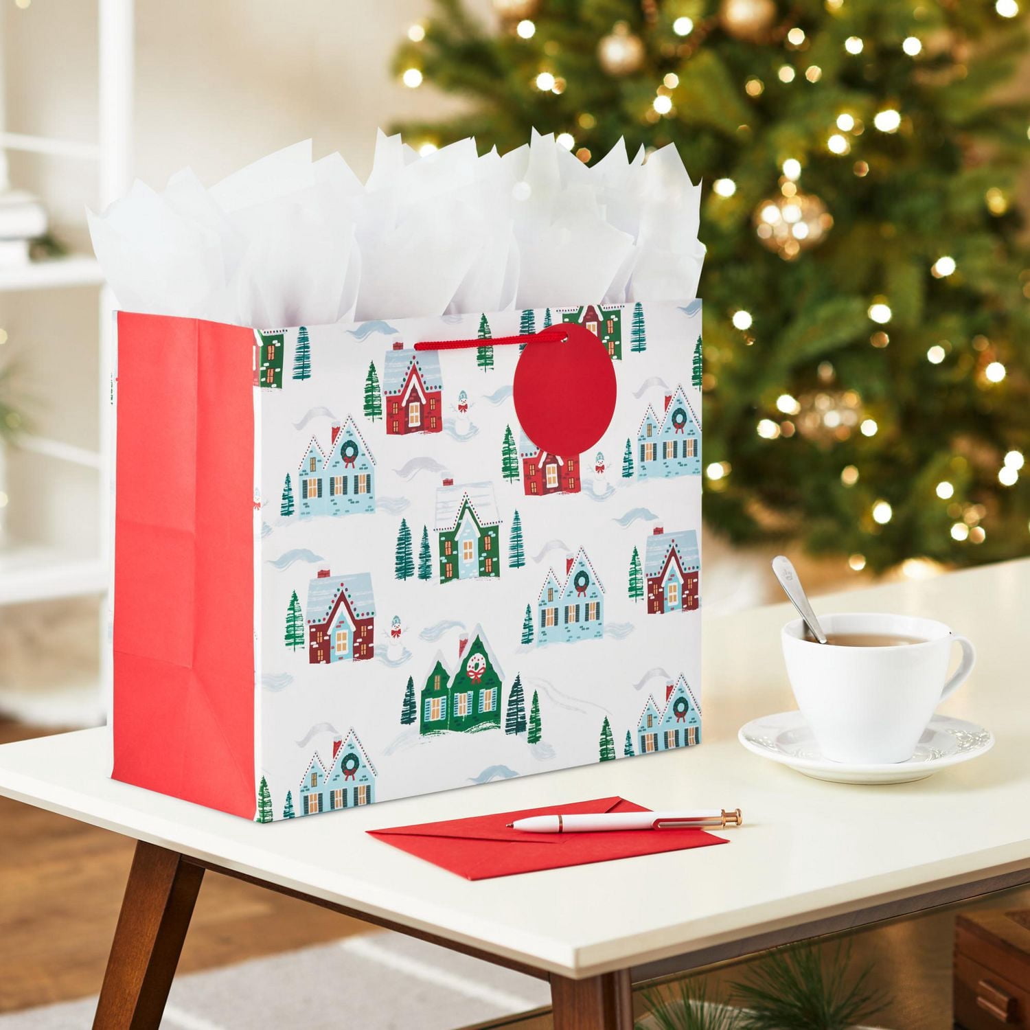Grand sac-cadeau Hallmark de Noël – Format horizontal (Maisons enneigées)