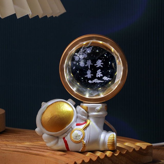 Lámpara de noche con forma de galaxia y astronauta, bola de cristal tallada en 3D, luminosa, para dormitorio, escritorio, decoración de resina, regalo de vacaciones
