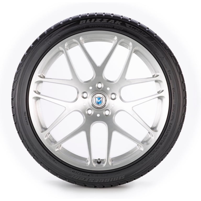 Bridgestone Blizzak LM-32 215/45R18 93 V Tire Fits: 2021 Nissan