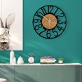 thumbnail image 2 of Reloj de pared minimalista para salón con diseño retro europeo y funcionamiento silencioso en metal, 2 of 3