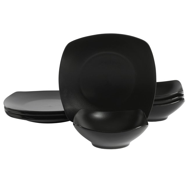 gibson home zen buffet juego de vajilla de platos y tazones resistentes a raspaduras y rayones de porcelana mate - servicio negro para 4 (8 piezas) Vista frontal centrada de un servicio negro mate con platos llanos cuadrados apilados al fondo, un plato de presentación cuadrado en primer plano y un tazón redondeado delante; acabado mate texturizado y bordes curvados visibles sobre fondo blanco. También adecuado como juego para servir porciones pequeñas.