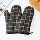 thumbnail image 5 of Guantes de cocina para microondas con aislamiento térmico, guantes protectores de calor de cuadros gruesos, guantes de cocina de algodón y lino para horno, negro, 5 of 6