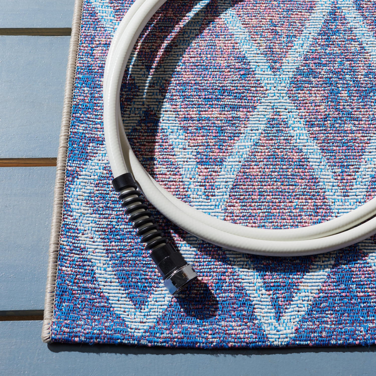 Safavieh Summer Merrill Outdoor Geometric Distressed Area Rug, Blue/Light Blue, 6'7" x 6'7" Square