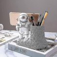thumbnail image 2 of Portalápices de astronauta con soporte para teléfono, soporte para teléfono celular, contenedor de bolígrafo de astronauta de resina, organizador de suministros de papelería para d, 2 of 4