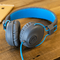 thumbnail image 3 of Auriculares JLab | Alámbricos | Sin Enredos | Cuero Plush | Sonido C3 JLab HASTUDIORGRYBLU4, 3 of 4
