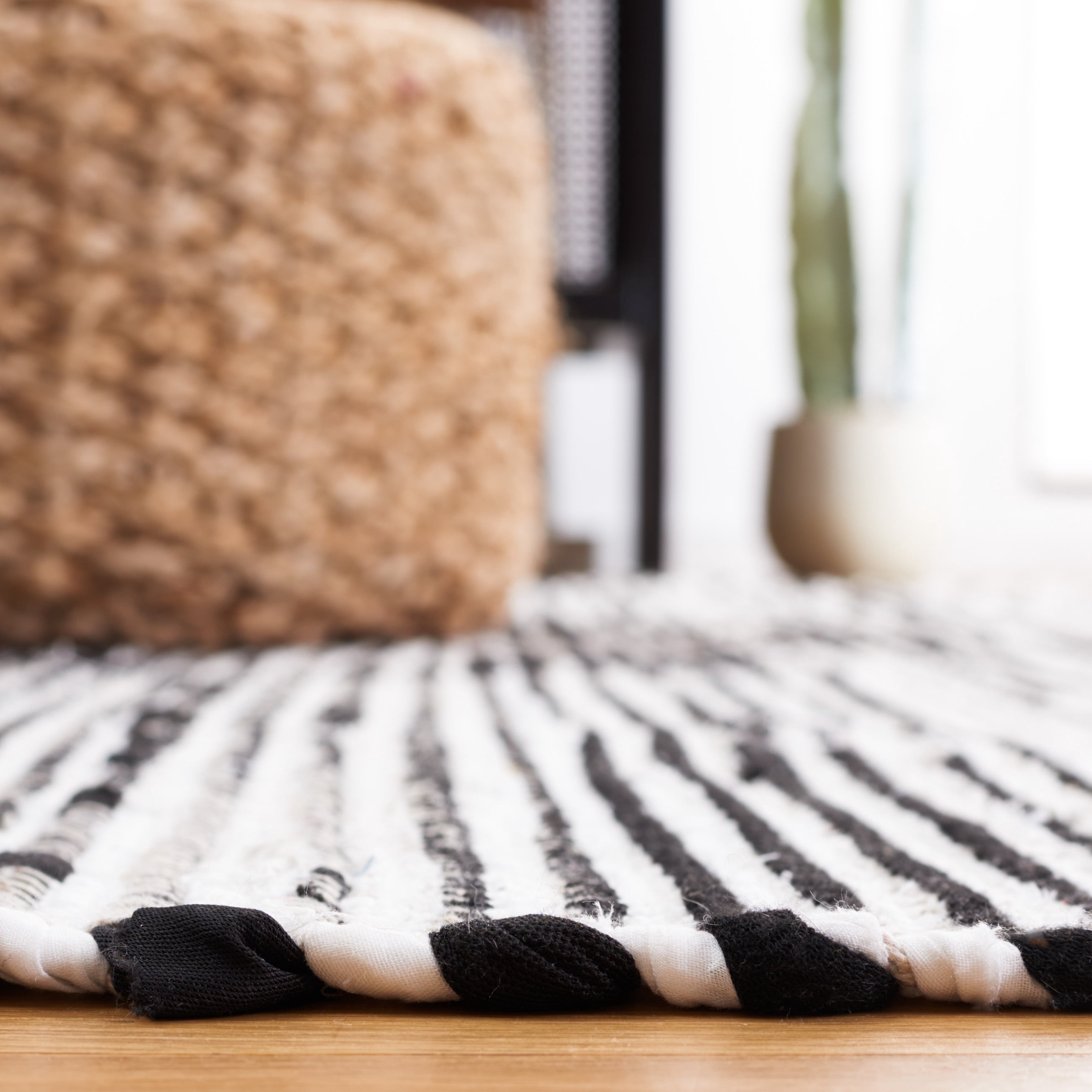SAFAVIEH Striped Kilim Paulino Striped Cotton Runner Rug, Ivory/Black, 2'3" x 9'