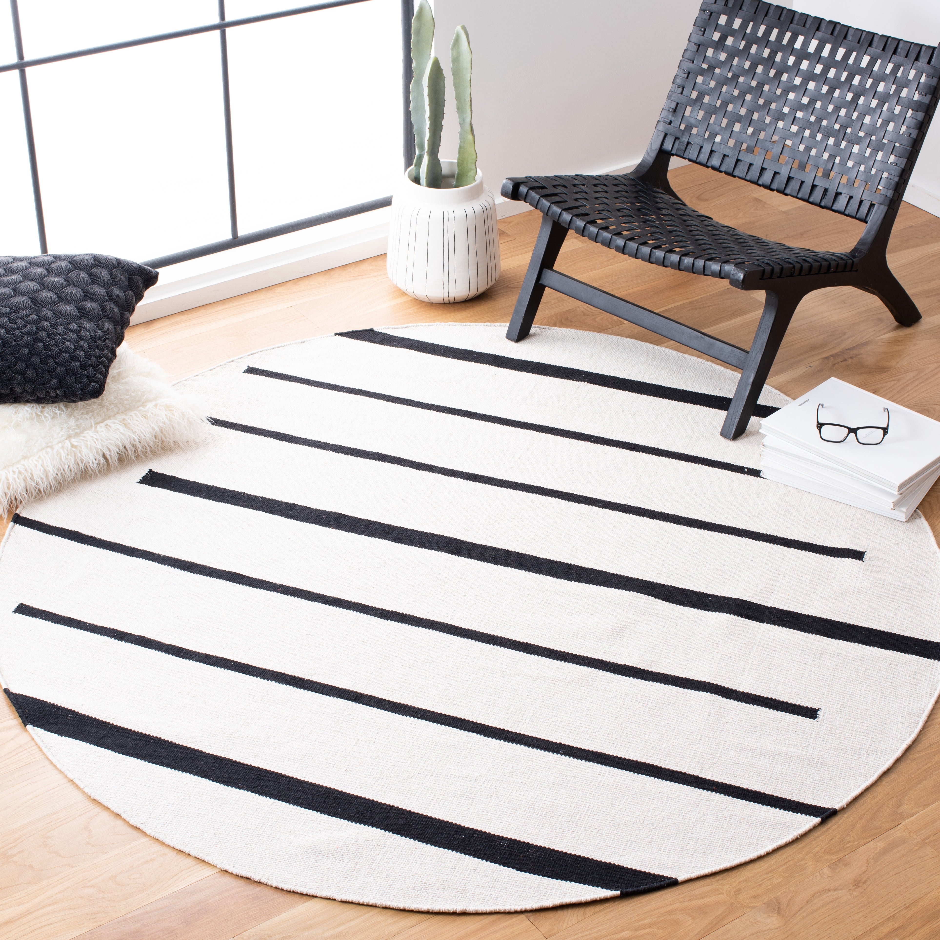 SAFAVIEH Montauk Oswald Geometric Striped Cotton Area Rug, Ivory/Black, 8' x 8' Round