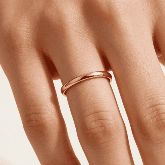 【 Warm Gold Texture 】 2mm Classic Gold Copper Ring Simple Smooth Surface Ring for Men and Women Vintage Gold Stacking Essential Multiple Sizes to Choose from, Size-7.5