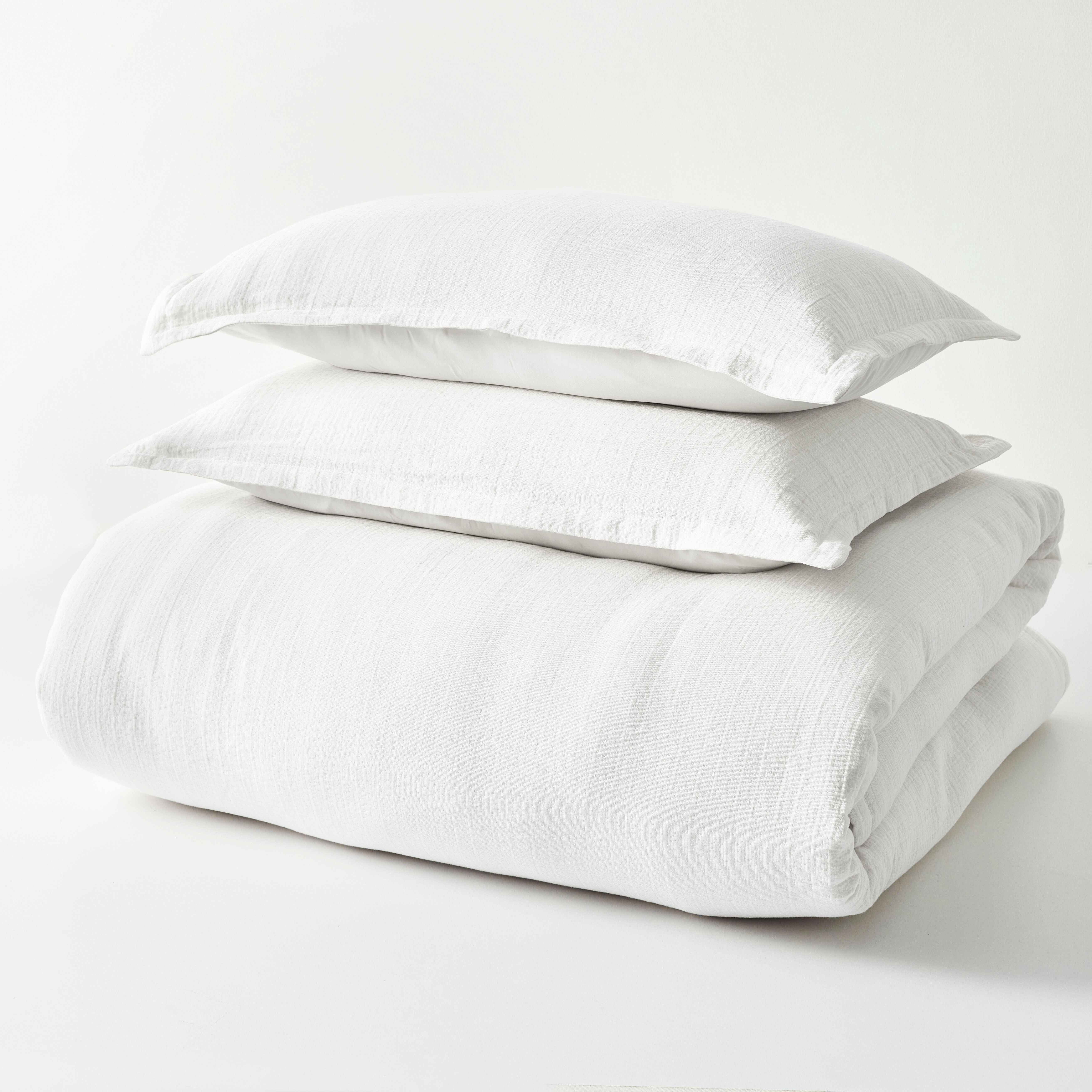 Better Homes & Gardens 3-Piece Arctic White Crinkled Gauze Duvet Set, Adult Double/Queen, Corner & side interior ties. Hidden Button Closure. Envelope Closure on Shams.