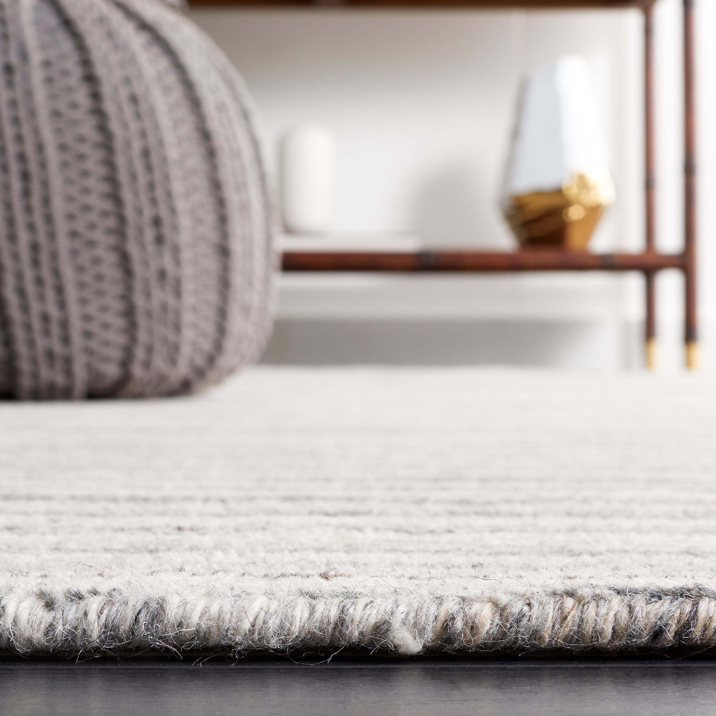 SAFAVIEH Mirage Toby Solid Area Rug, Ivory/Dark Gray, 6' x 6' Round