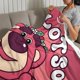 thumbnail image 3 of Lotso el oso de fresa anti-pilling, suave, ligera, esponjosa y acogedora de lujo para hogar y cocina – Perfecta para niños y adultos, 100 x 150 cm, 3 of 6
