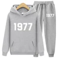 thumbnail image 3 of Conjunto de dos piezas con capucha de 1977 para hombre y mujer, marca de moda, sudaderas con capucha y pantalones holgados de lana de alta calidad para otoño e invierno, 3 of 5