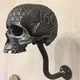 thumbnail image 1 of Soporte para casco de motocicleta con forma de calavera, soporte para casco con forma de calavera, soporte para casco con gancho para motocicleta, centro para casco con forma de calavera, 1 of 5