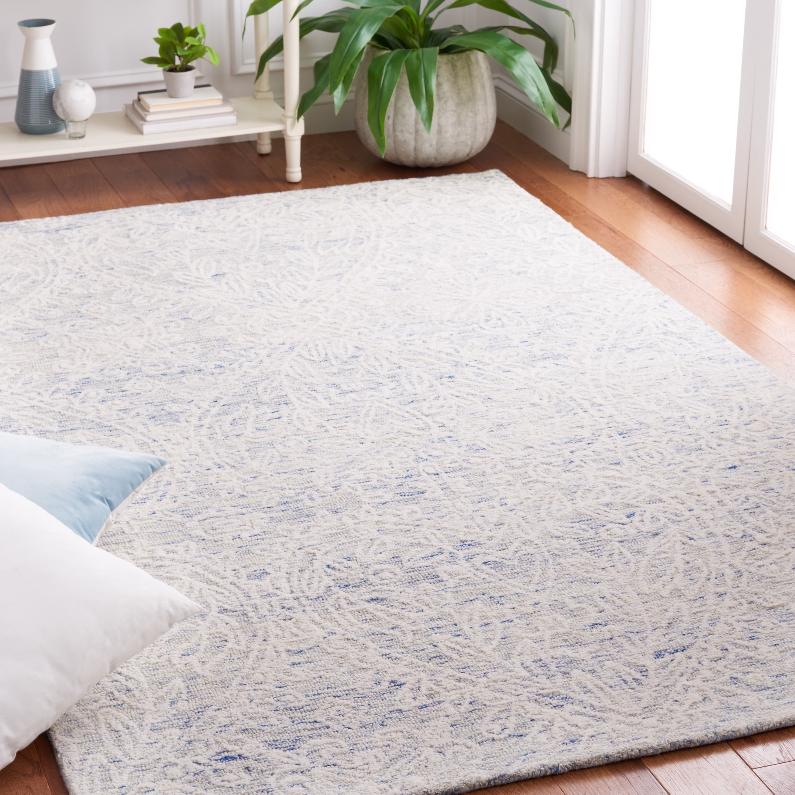 SAFAVIEH Metro Glanville Medallion Area Rug, Blue/Ivory, 4' x 6'