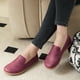 thumbnail image 2 of Zapato sin cordones para mujer, descalzo, cómodo, color burdeos, talla 5US, 2 of 7