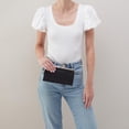 thumbnail image 3 of Cartera de Mano HOBO Lauren de Cuero Negra, 3 of 8