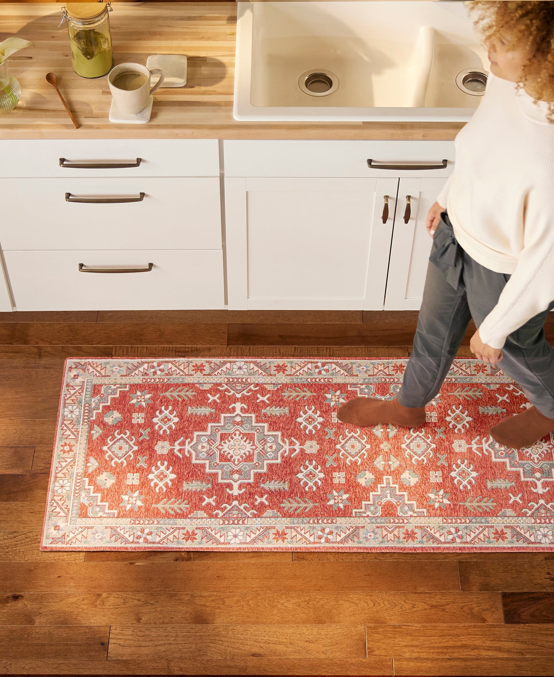 TOWN & COUNTRY LUXE Livie Forever Vintage Everwash® Washable Multi-Use Decorative Rug with Non-Slip Backing, Coral/Grey, 24"x72"
