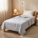 thumbnail image 1 of Edredón de verano suave y lavable – Manta transpirable para clima cálido, ropa de cama de poliéster agradable para la piel con estampado de hojas, lavable a máquina., 1 of 6