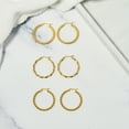 thumbnail image 3 of JeenMata Colección de 3 Pendientes de Aro con Textura en Paquete Múltiple Bañados en Oro Amarillo, 3 of 5