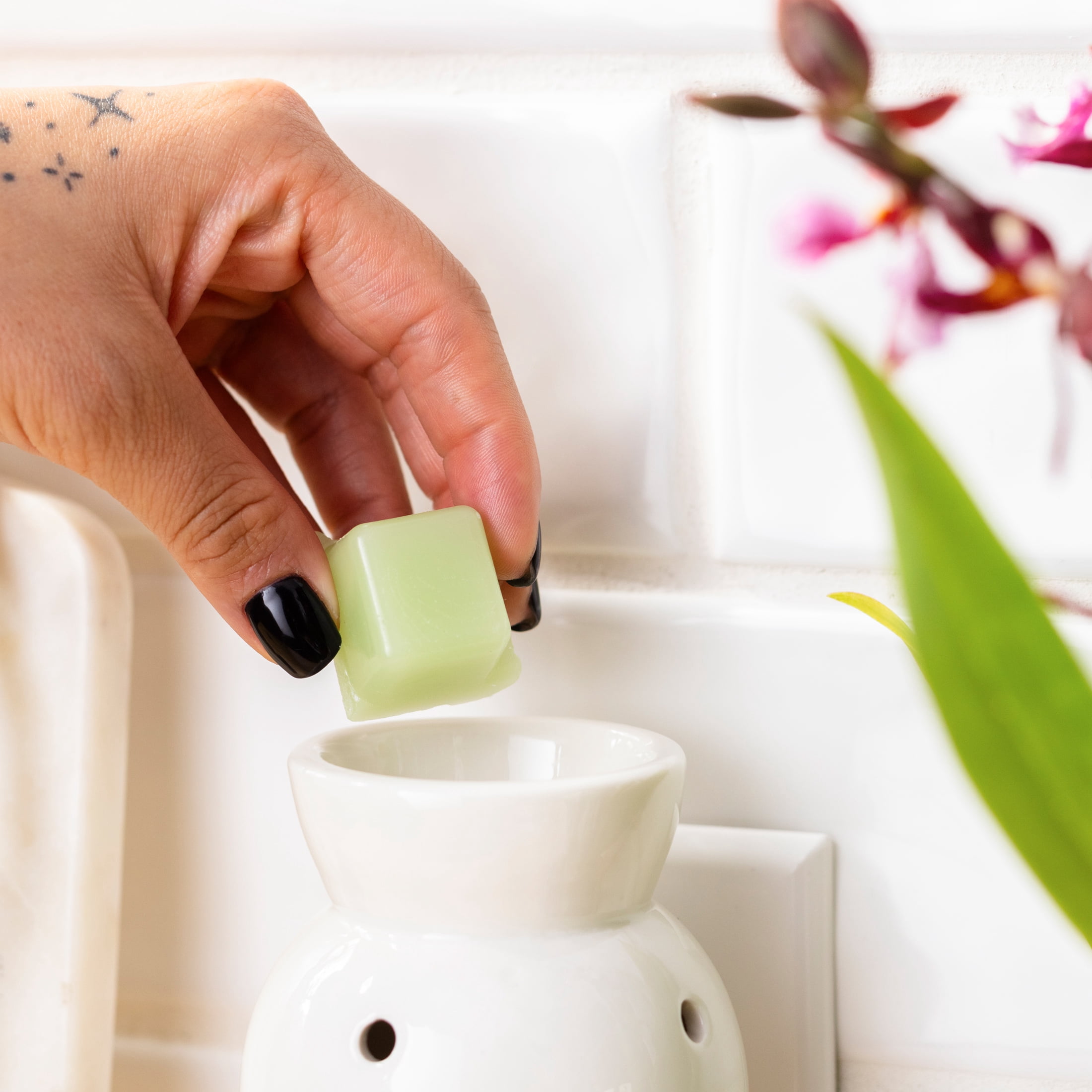 Mainstays Modern Glam Bubble Pluggable Wax Melt Warmer, Arctic White Finish