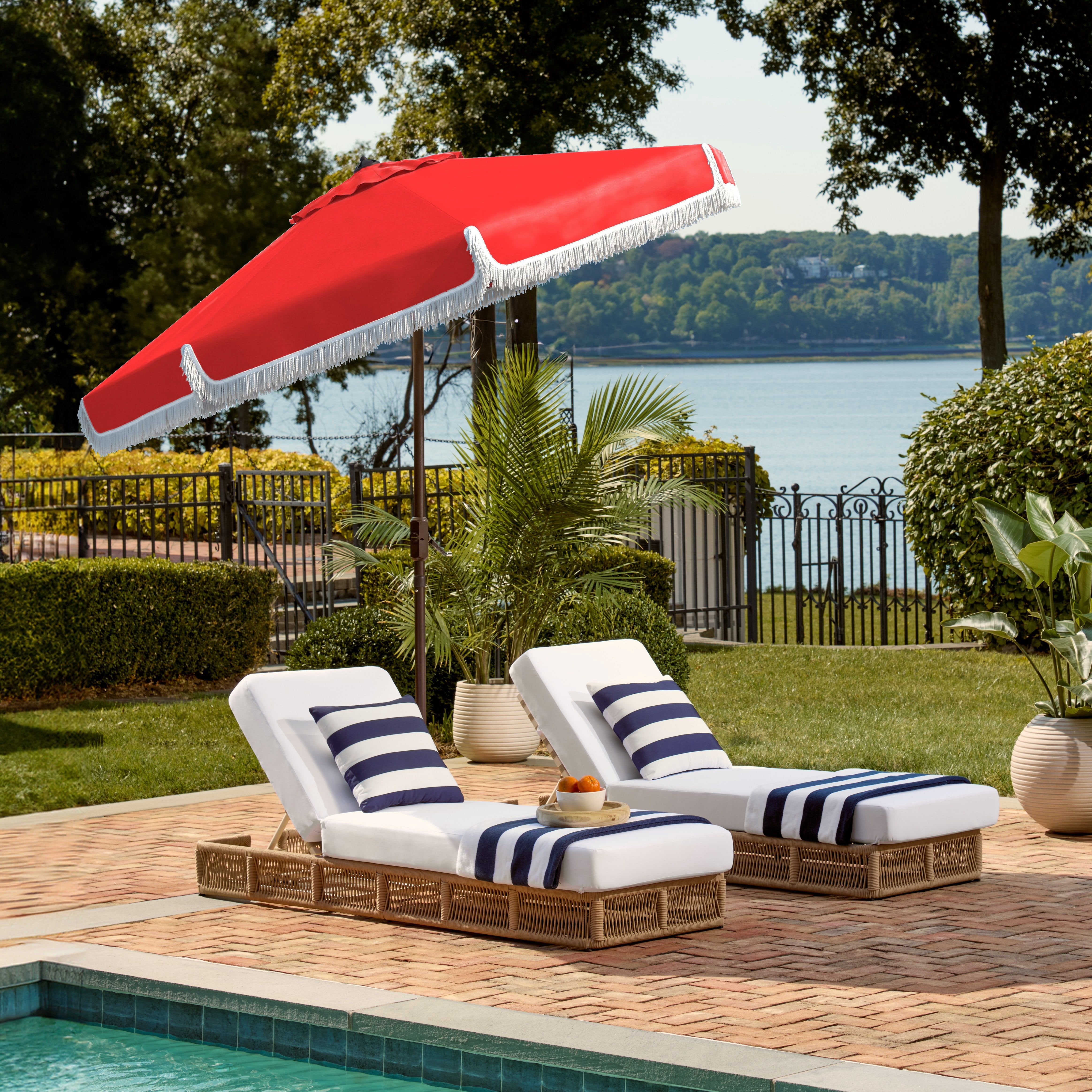 Safavieh Milan 98.82 in Red/White Solid Print Octagon Beach