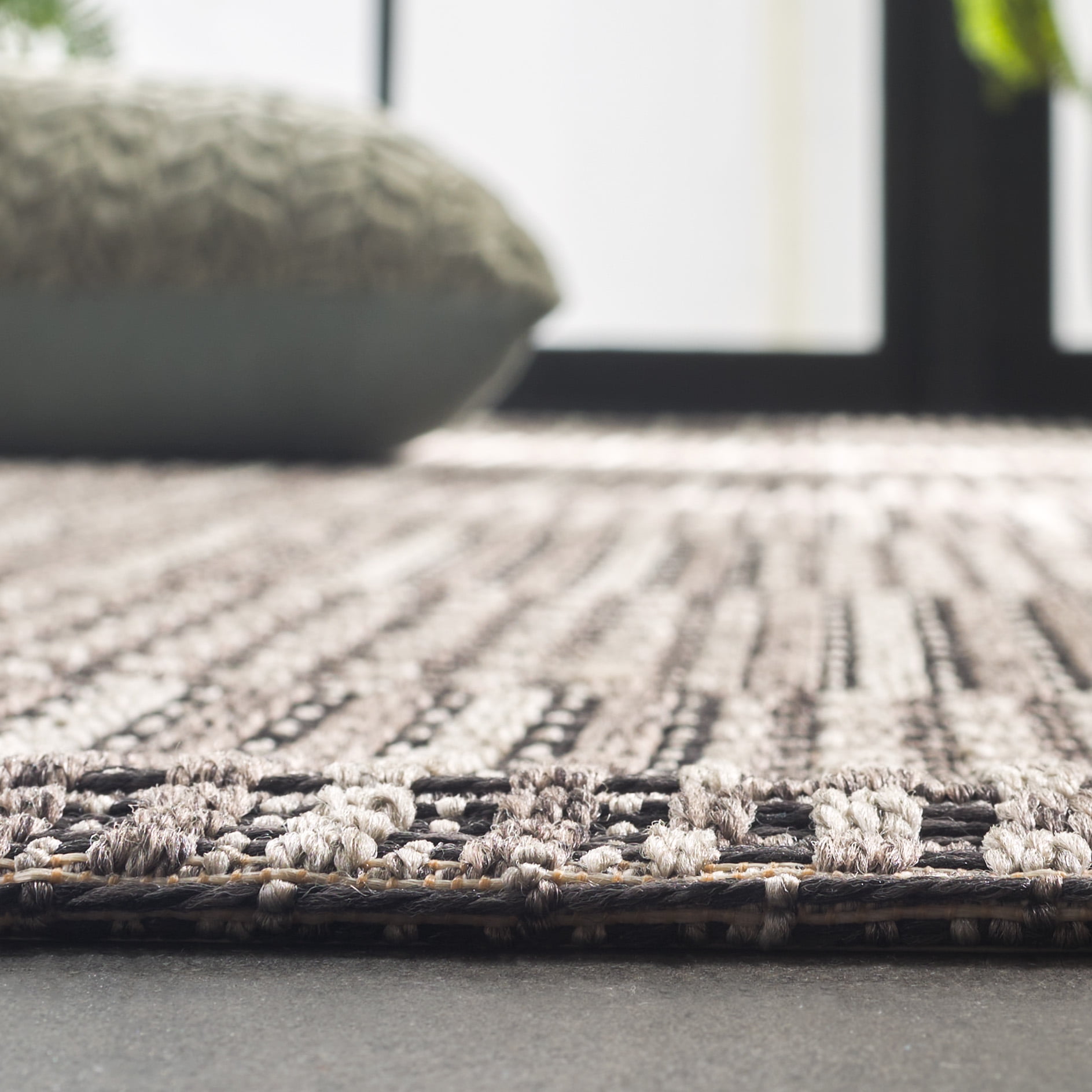 SAFAVIEH Sisal All-Weather Austen Geometric Indoor/Outdoor Area Rug, Black/Grey, 6'7" x 6'7" Round