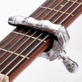 thumbnail image 3 of Cejilla Yashi con diseño de calavera y dedos para guitarra acústica, eléctrica y ukelele color negro, 3 of 5