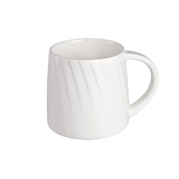 Taza de cerámica sencilla for café, estilo retro, for el desayuno en casa.