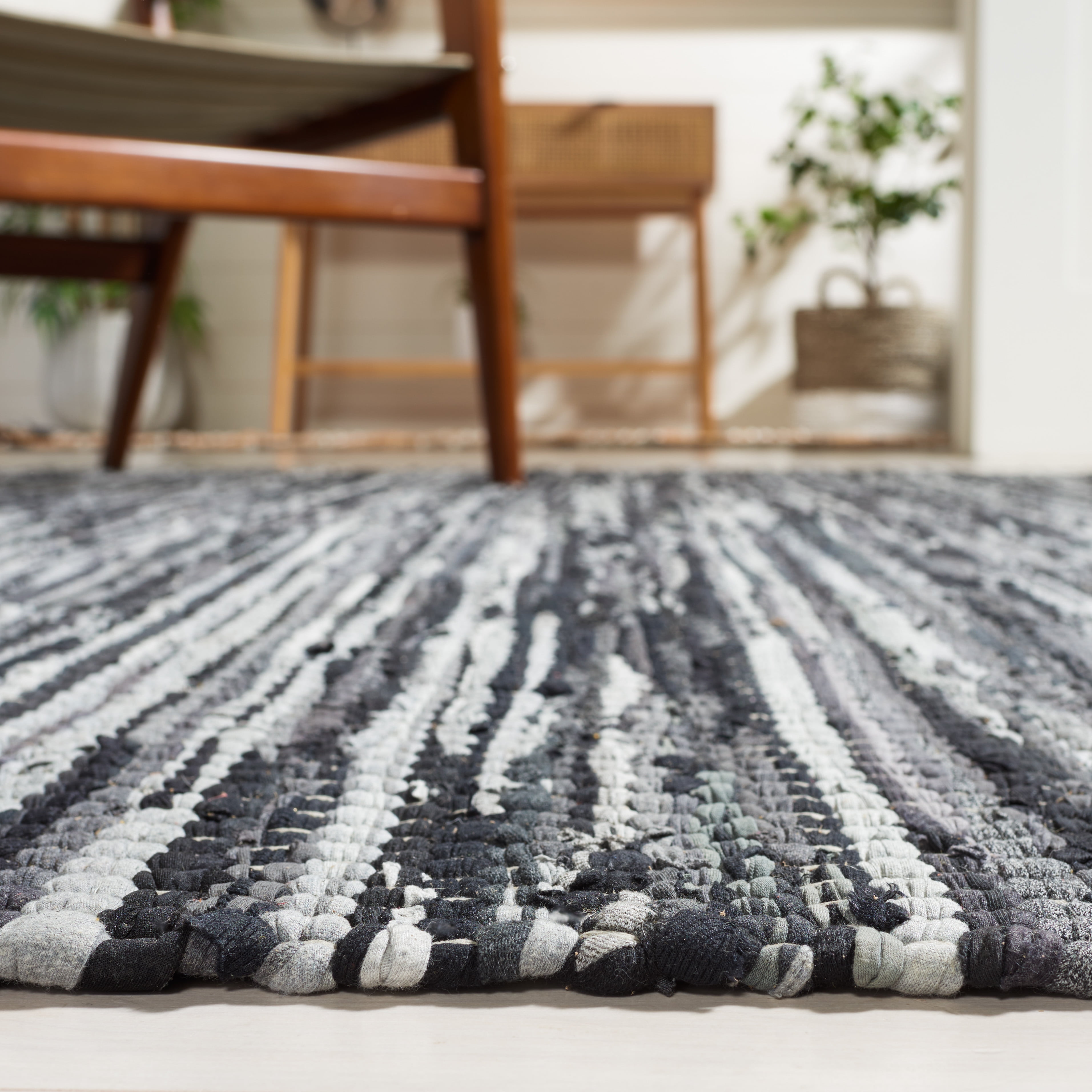 SAFAVIEH Montauk Renae Distressed Area Rug, Grey/Black, 9' x 12'