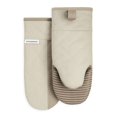 thumbnail image 1 of Juego de guantes de cocina KitchenAid Beacon, bicolor, antideslizantes, 2 piezas, 1 of 7