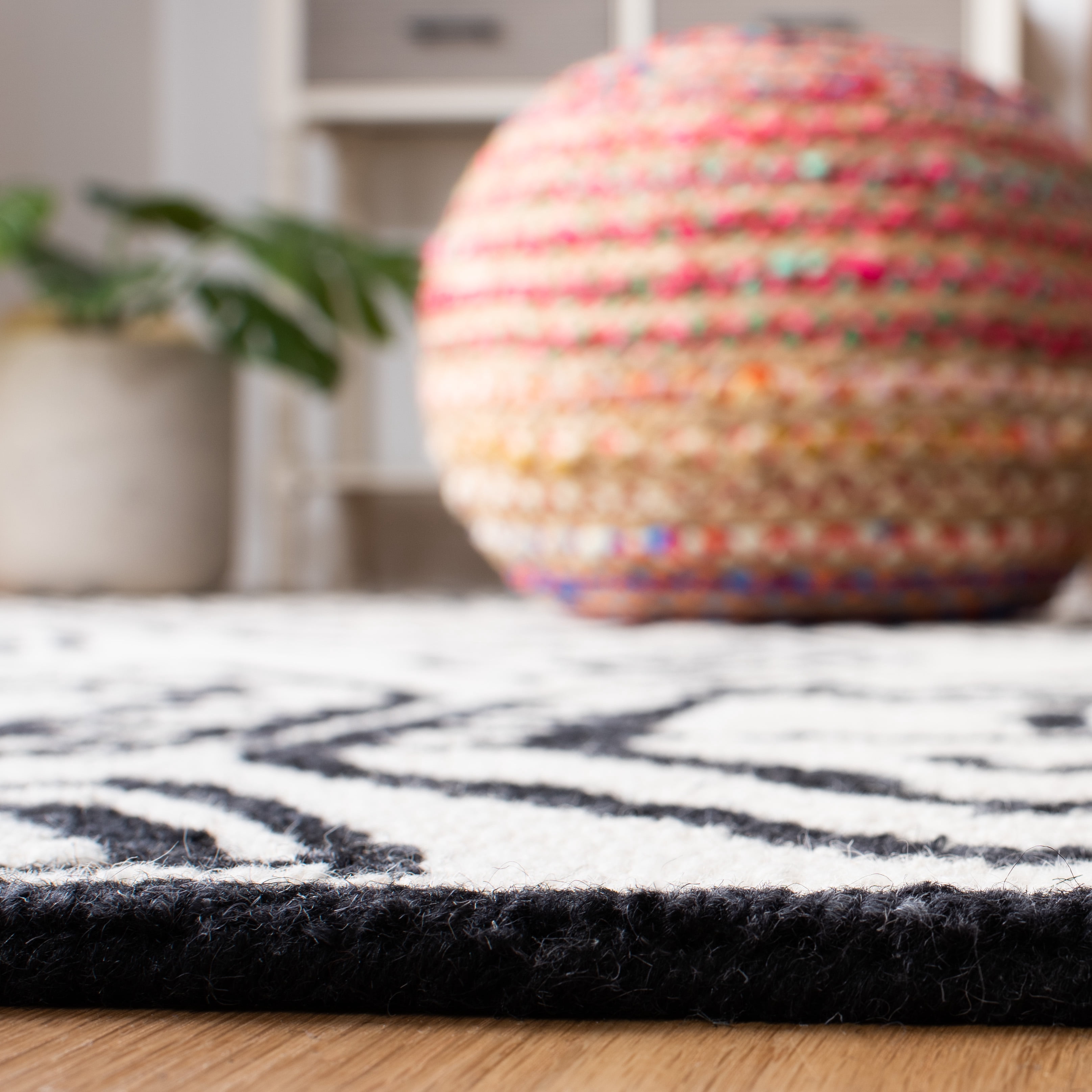 SAFAVIEH Metro Peronel Diamond Area Rug, Black/Ivory, 6' x 6' Square