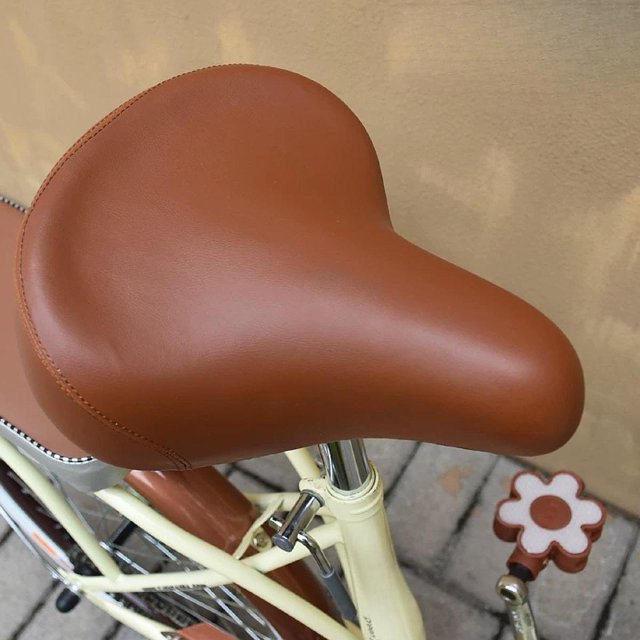 Sillín de bicicleta marrón, ligero, con herramientas de reparación, cómodo y portátil, ideal para principiantes. Accesorio para sillín de bicicleta.
